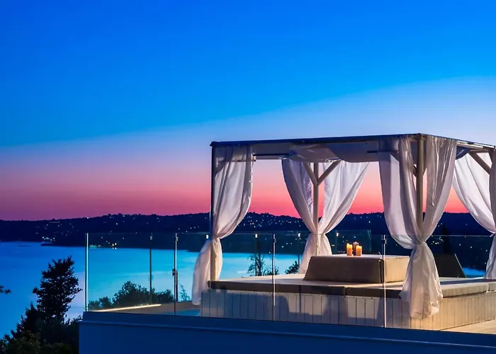 Mystique View فيلة